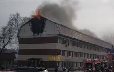На юго-востоке Москвы рухнула крыша горящего строения