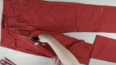 Даже красные джинсы мастерицы очень удачно переделывают
