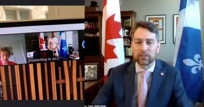 В Канаде политик оконфузился в Zoom-конференции, появившись голым в кадре (фото)