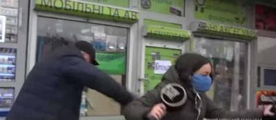 В Киеве мужчина во время прямого эфира ударил журналистку