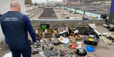 В Харькове мужчина держал гранатометы, автоматы и другое оружие в гараже - Фото - ТЕЛЕГРАФ