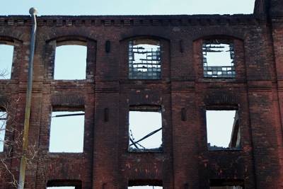 Какие именно здания сгорели на «Невской мануфактуре» и при чем тут город-лофт. Репортаж Znak.com c места ЧП