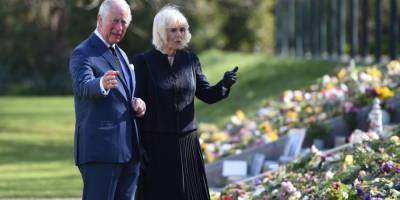 Эмоциональный визит. Принц Чарльз с женой посетили цветочный мемориал в честь умершего мужа королевы Елизаветы