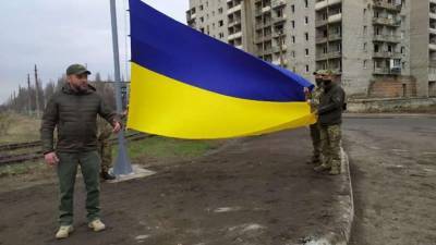 В Авдеевке установили флаг Украины