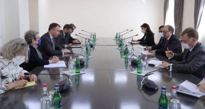 Пашинян обсудил военнопленных со спецпредставителем ЕС по Южному Кавказу Тойво Клааром