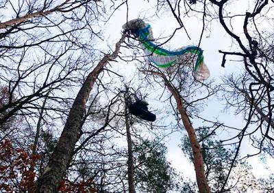 Под Прагой парапланерист повис на дереве. Пришлось вызывать вертолет