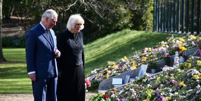 Смерть принца Филиппа - принц Чарльз и Камилла осмотрели место возложения цветов честь покойного принца Филиппа - фото - ТЕЛЕГРАФ