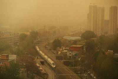 В Пекин пришел апокалипсис: город накрыла песчаная буря (ФОТО)