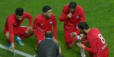 В Турции арбитр остановил матч, чтобы футболисты поели — видео