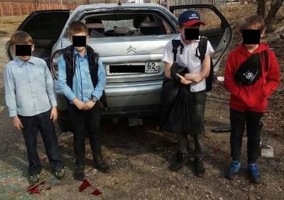 В Рязани школьники разбили припаркованную машину