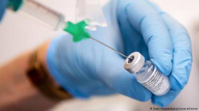 Пенсионер из Петербурга умер после прививки от коронавируса