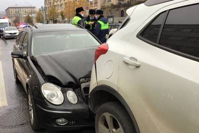 В России предложили маркировать автомобили лихачей специальной наклейкой
