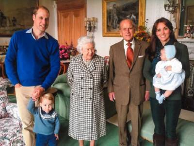 Дворец обнародовал не публиковавшиеся ранее семейные фото принца Филиппа и королевы с правнуками