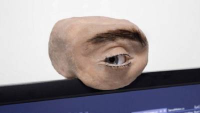 Исследователь создал жуткую веб-камеру в виде человеческого глаза, которая способна подмигивать - 24tv.ua - Новости