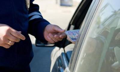 На тюменской трассе водитель, которого остановили за нарушение, попытался дать взятку полицейским