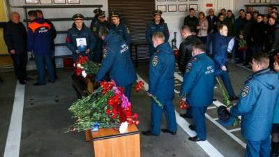 Погибшего при пожаре на «Невской мануфактуре» спасателя проводили в последний путь под звуки сирен