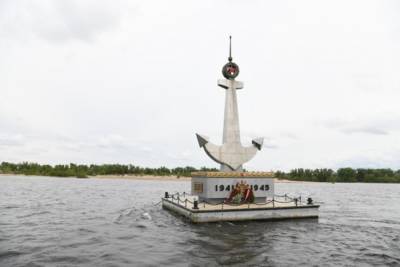 В Волгограде спустили на воду плавучий памятник волжским речникам