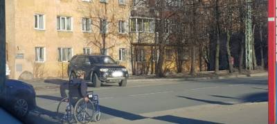 Будьте осторожны: инвалид с целью подзаработать выезжает на проезжую часть в Петрозаводске