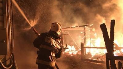 Мужчина и женщина погибли при пожаре в пятиэтажке под Оренбургом