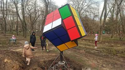 В одесском парке Горького появился мега-кубик Рубика (фото)