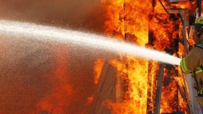 Видео: Пожар охватил семь домов под Екатеринбургом