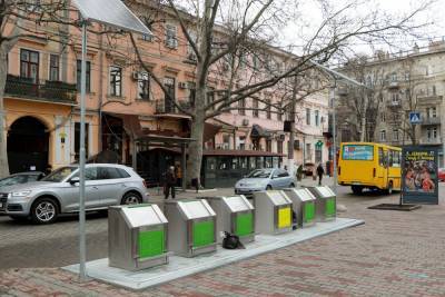 С Wi-Fi и солнечными панелями: в центре Одессы появились подземные мусорные баки