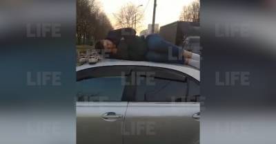 "С какой бы стороны его скинуть": В Москве пьяный мужчина уснул на крыше чужого автомобиля — видео
