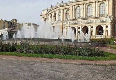 В Одессе починили испорченный вандалами фонтан на Театральной площади