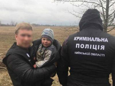 Лежал в овраге и плакал: подробности спасения двухлетнего малыша, пропавшего под Киевом