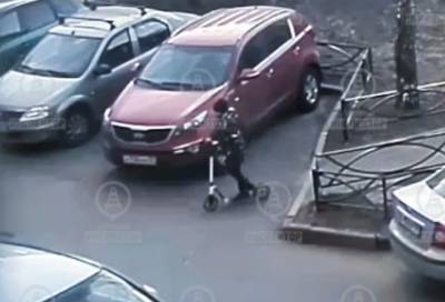 Мальчик на самокате пострадал, въехав в иномарку во дворе дома в Петербурге