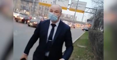 "Отойди от меня, я не буду терпеть!": В Москве таксист из бизнес-класса напал на пассажира — видео