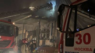 На горящем в Москве складе частично обрушилась кровля
