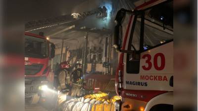 В Москве на горящем складе обрушилась крыша