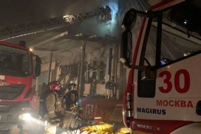 На юго-востоке Москвы частично обрушилась кровля горящего склада