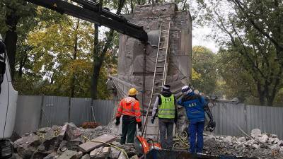 Варшава снесла шесть памятников советским солдатам