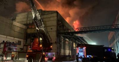 Обрушилась крыша горящего склада на юго-востоке Москвы