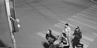 В Невьянске Свердловской области России парни украли светофоры на перекрестке - видео и шутки - ТЕЛЕГРАФ