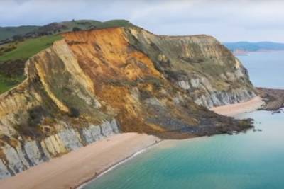 Крупнейший камнепад Великобритании уничтожил утес на побережье Юрского периода