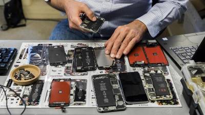 Эксперт рассказал о недорогих способах ремонта смартфона