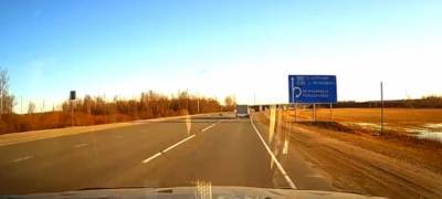 Автомобиль потерял колесо на трассе в Карелии – водитель ничего не заметил (ВИДЕО)