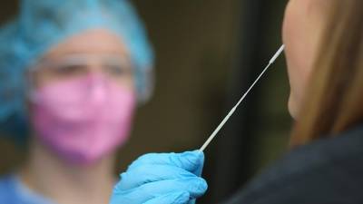 Американские медики выяснили причину повторного заражения коронавирусом