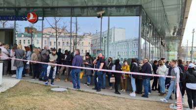Закрытое авиасообщение: россияне стоят в длинных очередях, чтобы сдать свои билеты в Турцию