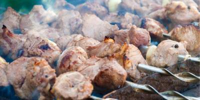 От выбора мяса до расположения шампуров. Главные ошибки в мариновании и приготовлении шашлыка