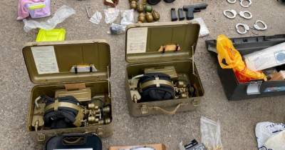 В гараже у харьковчанина нашли арсенал: гранатометы, пулеметы и пистолеты (ФОТО)