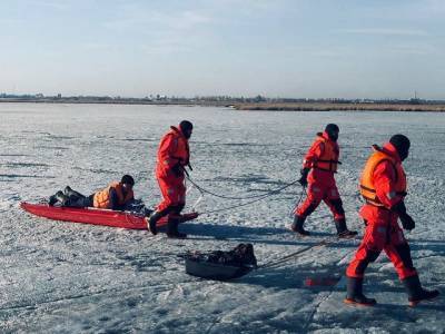 На Южном Урале чуть не погибли два рыбака, застрявших на озере