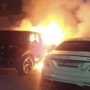 В Мелитополе сгорел Porsche Cayenne и Mercedes. Фото