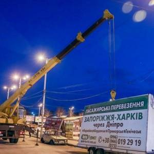 В Запорожье ночью демонтировали незаконные рекламные конструкции. Фото