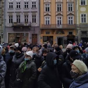 Львовские предприниматели вышли на антикарантинный протест. Фото