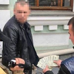 В Киеве полицейского задержали на взятке в размере 2 тыс. долларов