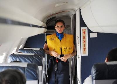 Стюардесса рассказала в TikTok, зачем пассажирам нужно проверять свой спасательный жилет
